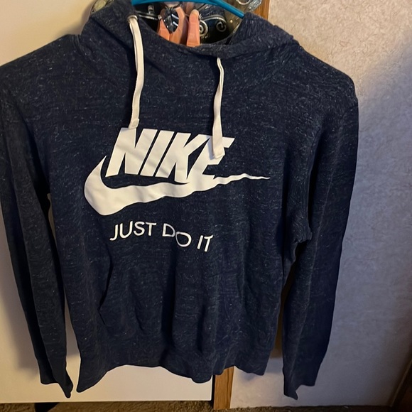 I’m selling a Nike hoodie. It’s a size medium. - Picture 1 of 1